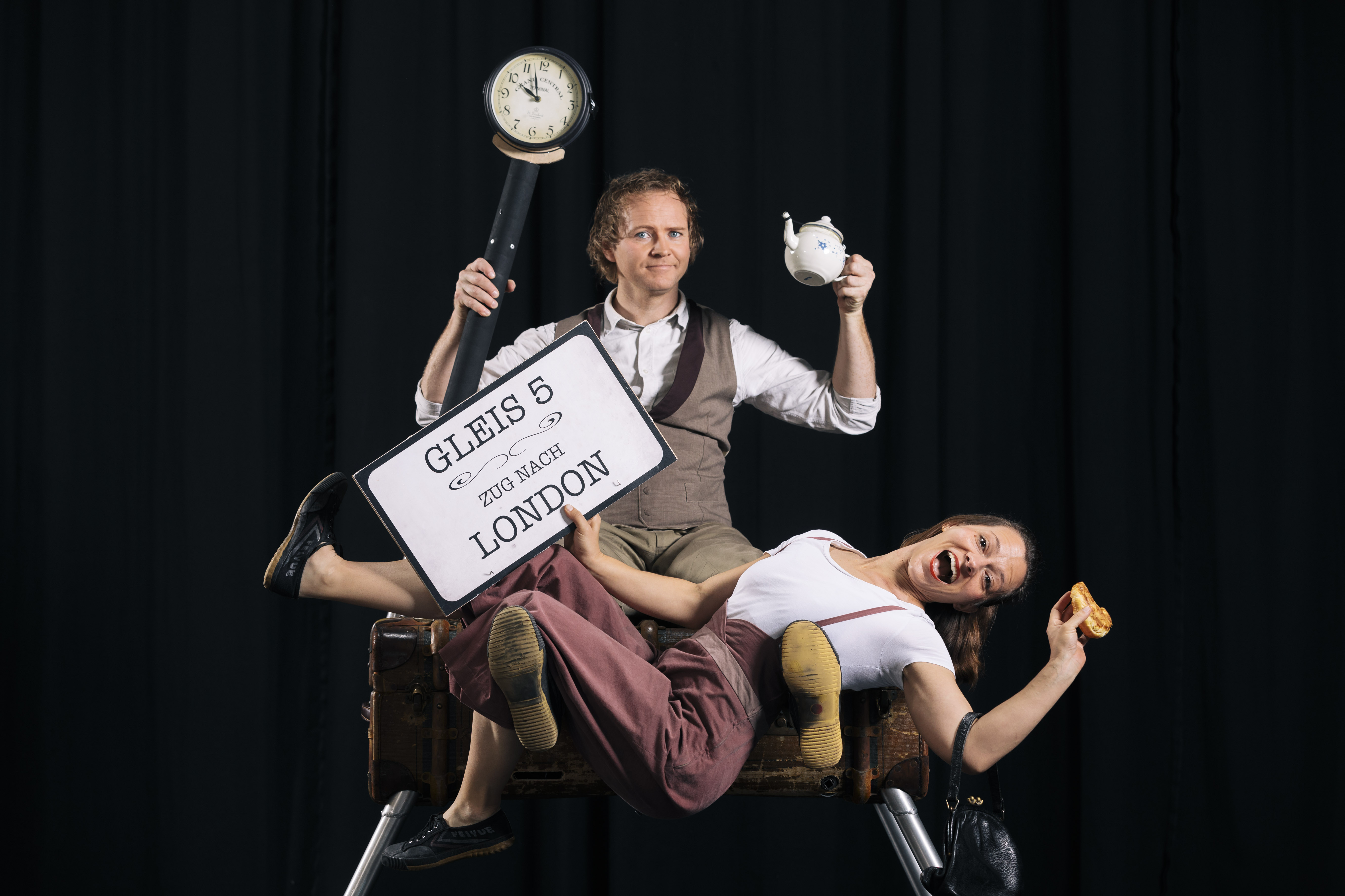 • Zirkustheater mit einem Koffer voller Überraschungen gibt es am 28. Juli auf der Freilichtbühne Alte Burg | © Jörn Neumann • Zirkustheater mit einem Koffer voller Überraschungen gibt es am 28. Juli auf der Freilichtbühne Alte Burg | © Jörn Neumann